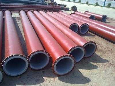 Lining plastic pipe